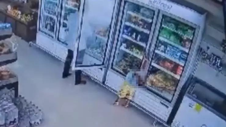 VIDEO: Niña murió electrocutada al abrir refrigerador en una tienda