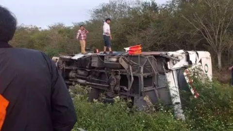 Accidente de un camión de pasajeros deja 34 heridos y un muerto