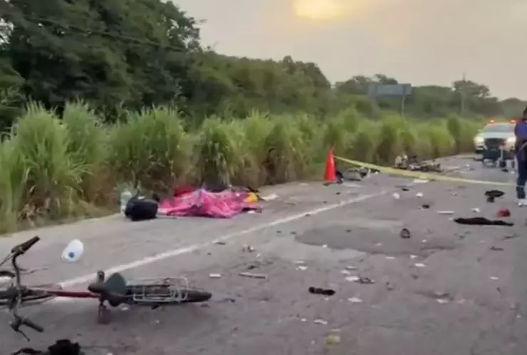 Tragedia familiar, padre e hija de caravana migrante fueron arrollados en carretera Panamericana, Oaxaca