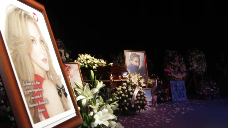 Con aplausos y música de mariachi despiden a Edith González