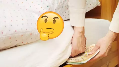 guardar dinero debajo del colchón