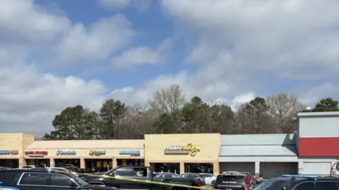 Última hora balean a hombre tras discusión en el estacionamiento de concurrida plaza comercial.jpg