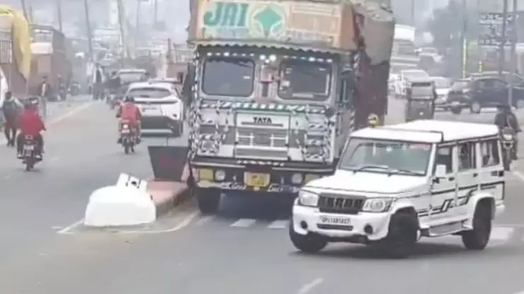 Tráiler fuera de control aplasta camioneta y mata a conductor; video del choque impacta en Rampur