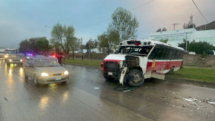 Volcadura de transporte de personal en Tijuana; hay lesionados