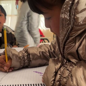 Un menor escribe para seguir aprendiendo pese a las heladas de Durango.
