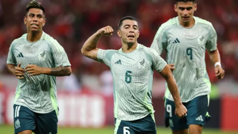 Efraín Álvarez ya vistió la camiseta del Tri en los amistosos frente a Internacional y River