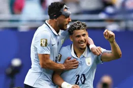 Sebastián Cáceres y Maxi Araújo en Uruguay