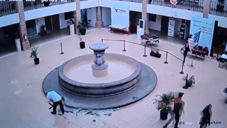 Sujeto destroza fuente Presidencia Municipal Celaya