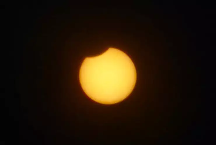 Inicio del eclipse solar