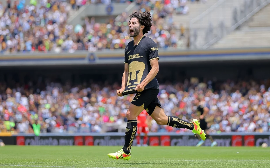 César Huerta celebra un gol con Pumas