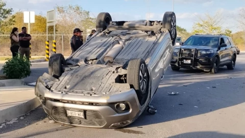 Auto termina volcado en Gran Santa Fe tras protagonizar fuerte accidente; ¿Hay heridos?