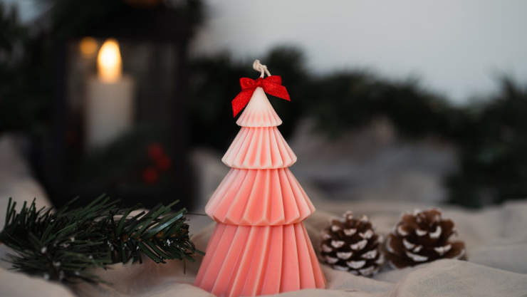 Una vela con forma de árbol de Navidad que simboliza la llegada de esta importante fiesta en el mundo.