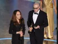 Shirin Sohani y Hossein Molayemi recibieron el Premio Oscar a Mejor Corto Animado por su trabajo en ‘In the Shadow of the Cypress’. | Foto: Kevin Winter/Getty Images