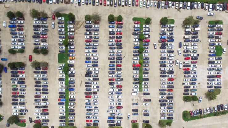 Gran cantidad de autos estacionados en Texas