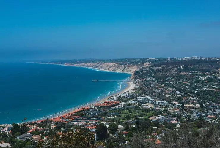 Rescatan a 18 personas en la costa de San Diego