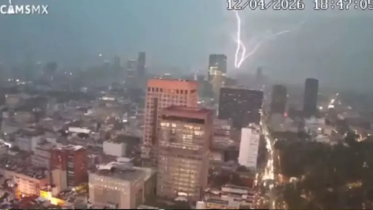 VIDEO: Captan el segundo exacto en que un rayo golpeó e iluminó la CDMX; así fue el destello