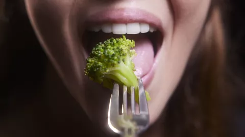 Especialistas recomiendan evitar el brócoli, entre otros alimentos, antes de realizar ejercicio