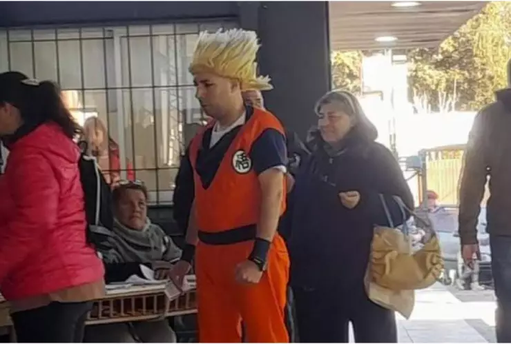 FOTO_ ¡Se hizo canon! Hombre se disfraza de Gokú para ir a votar y se hace viral