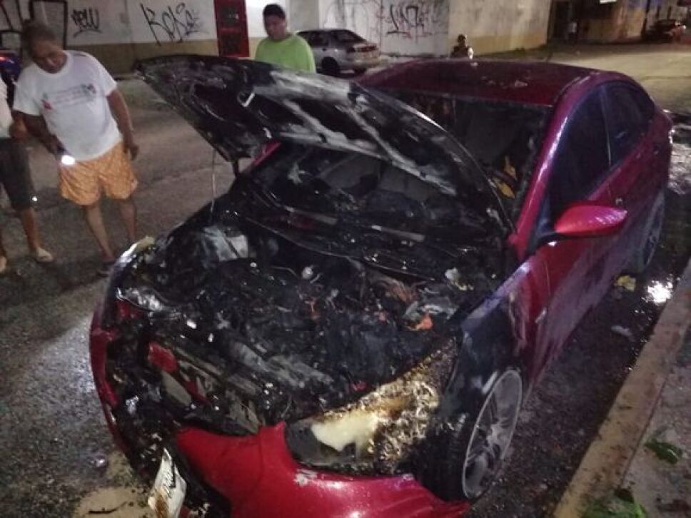 Niños incendian auto en cancún por pirotecnia