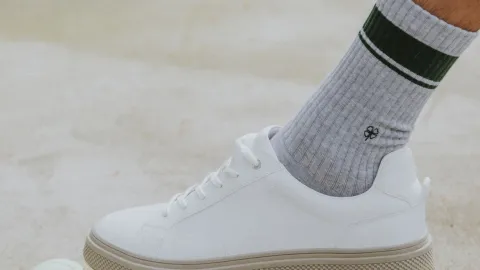 El truco de la vela para que tus tenis blancos de tela sean impermeables