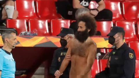 Aficionado desnudo entra al partido del Manchester United