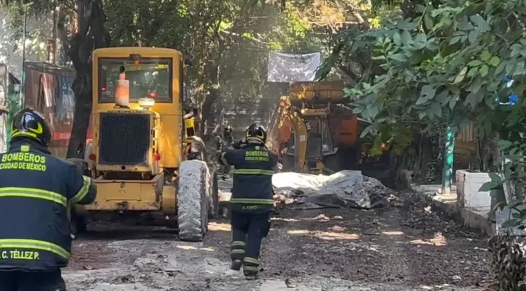 VIDEO: Intensa fuga de gas en calles de Insurgentes moviliza equipos de emergencia; maquinaría perforó la tubería