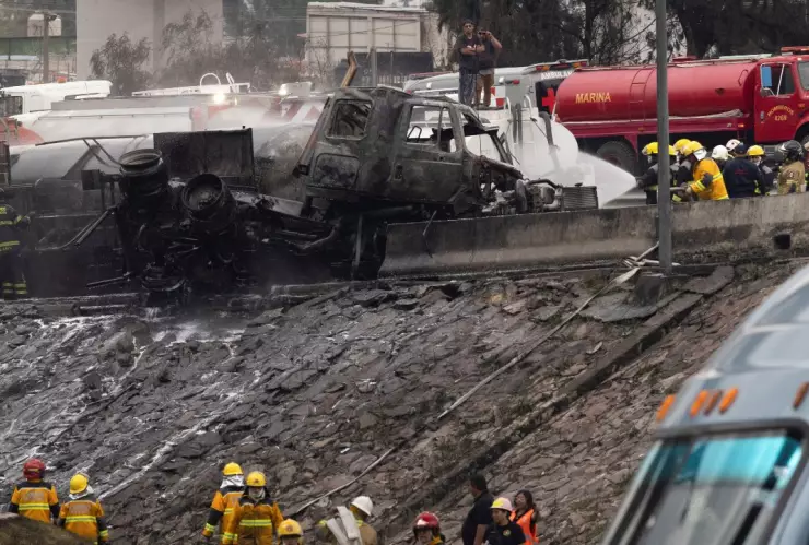 pipa_calcinada_puente_la_concordia_iztapalapa_explosión_bomberos