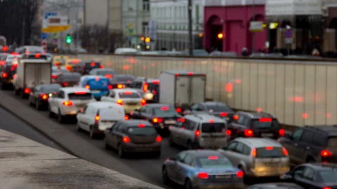Fila de autos en pleno tráfico de la ciudad de Los Ángeles