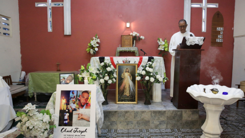 Un sacerdote oficia una misa durante un homenaje realizado por familiares de Chad Joseph, quienes creen que murió en un ataque militar estadounidense a un barco en el Caribe, en la Iglesia Católica Romana de San Miguel en Las Cuevas, Trinidad y Tobago, el 22 de octubre de 2025.