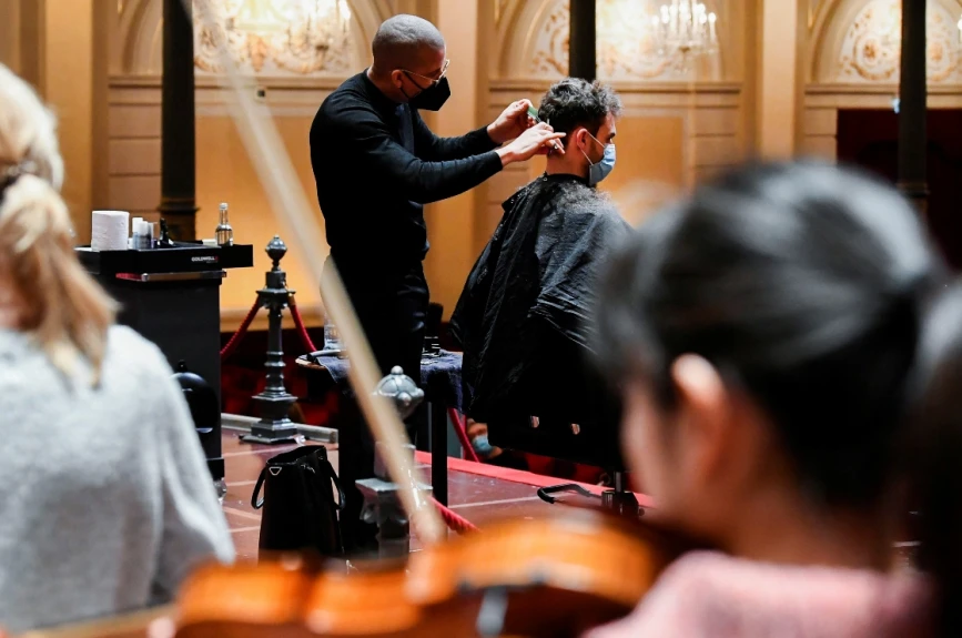 Los museos en Holanda abrieron como salones de belleza para hombres y mujeres.
