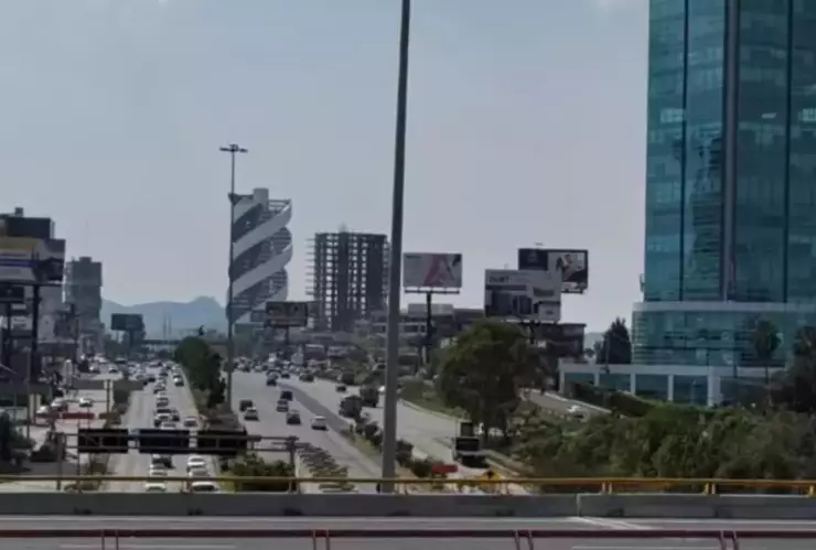 ¿Arrancones?: Camioneta quedó sobre banquete tras fuerte choque en la Vía Atlixcáyotl hoy domingo