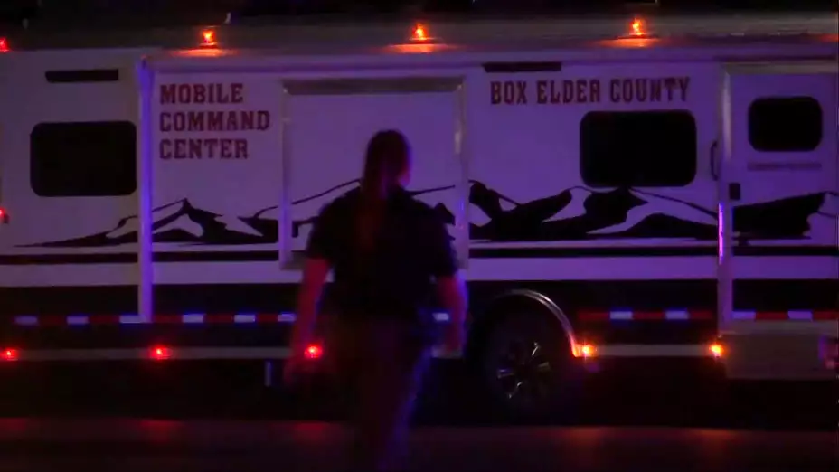 Una policía en la escena de un tiroteo en Tremonton, Utah.