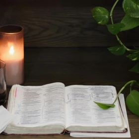 biblia abierta para la oración.