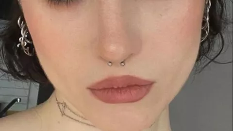 El soft goth moderno busca un look ahumado sin saturar la piel