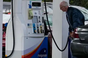 Un cliente carga gasolina en Racine, Wisconsin.