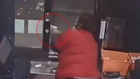 VIDEO_ Empleada apunta a un cliente enfadado por falta de papas fritas en su orden.jpg