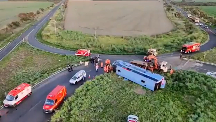 Autobús accidentado en Brasil hoy 8 de abril.jpg