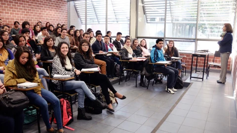 Grupo de estudiantes de la UNAM en medio de una clase.