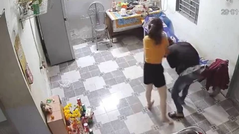 video Mujer golpea a su esposo por olvidar sacar la basura, se viraliza