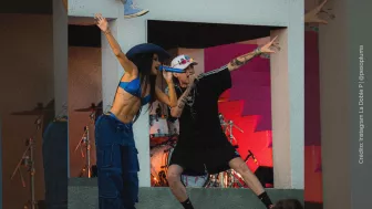 Peso Pluma cantando en concierto con Becky.jpg