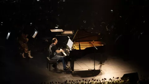 Gerardo Urbán transforma la figura del director de orquesta con conciertos que conectan al público y rompen moldes clásicos.