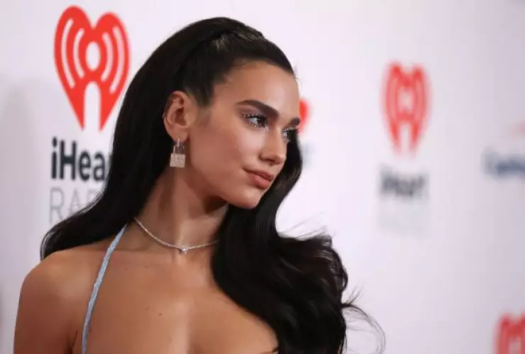 Paparazzi demanda a Dua Lipa