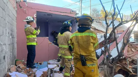 Captan explosión por fuga de gas en vivienda; hay más de 20 casas afectadas
