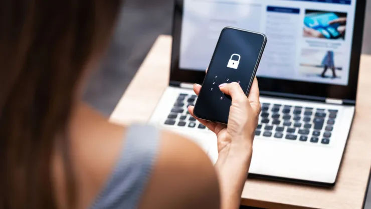 Una mujer mira la seguridad que tiene en su teléfono inteligente.