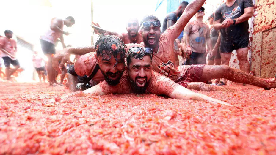 Personas festejan durante la Tomatina en Buñol, España.