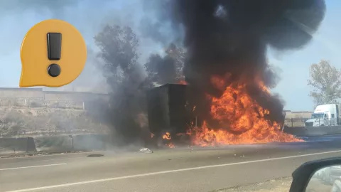 Incendio de tráiler en la autopista Aguascalientes-León hoy 5 de marzo causa tráfico (FOTOS)