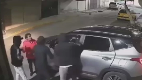 Tres sujetos robando una camioneta a una pareja de adultos mayores