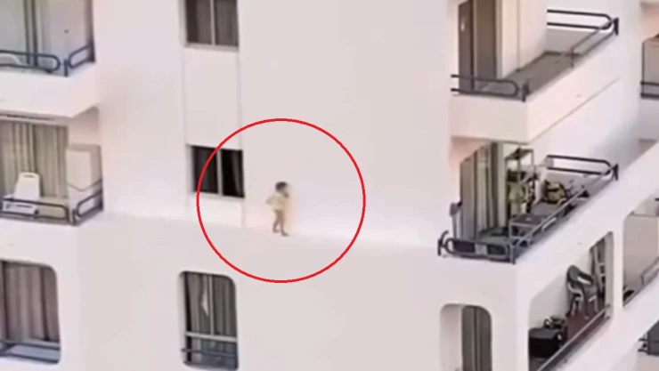 BEBÉ CAMINA BARANDAL