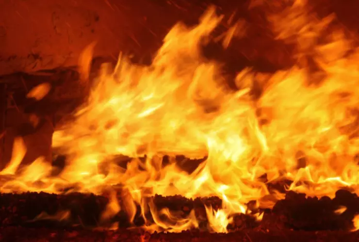 Niño provoca explosión de alcantarilla