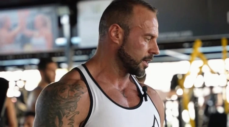 Adrián Chamorro, personal trainer: “Tener músculo te ayuda a prevenir esta enfermedad y es importante en la menopausia”